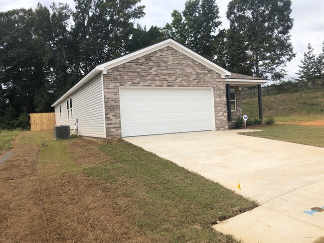 Building Photo - FIRST MONTHS RENT FREE!