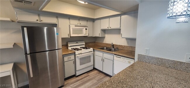 Foto del edificio - 825 Rock Springs Dr