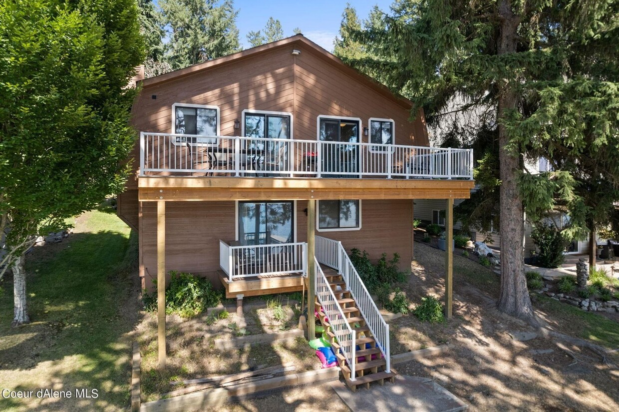 Primary Photo - 4 Bed 2.5 Bath Lake Front Home with privat...