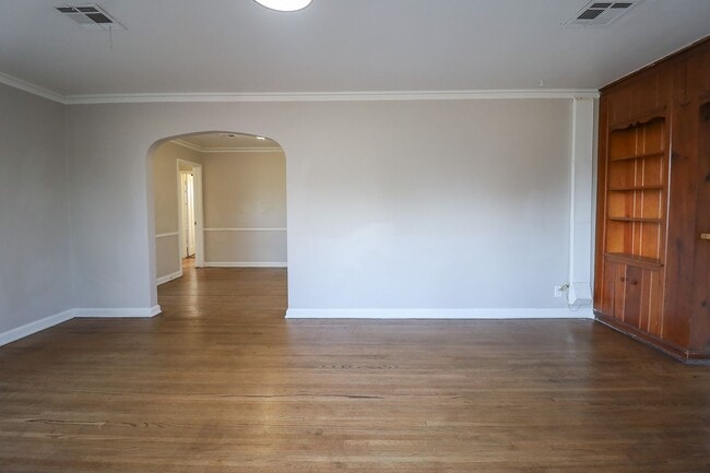 Building Photo - Section 8 Welcome! 2/1 Ready for Immediate Move In!!