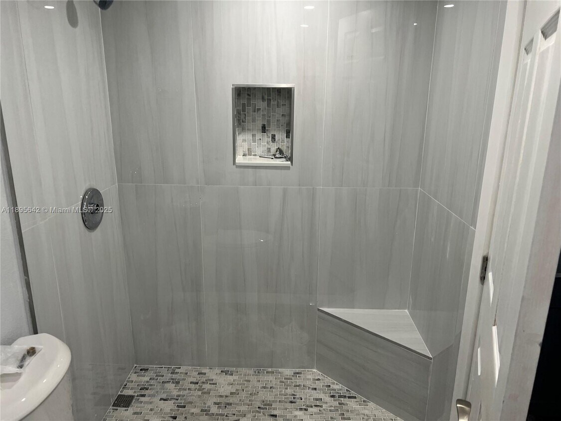 Foto principal - 494 NW 165th St