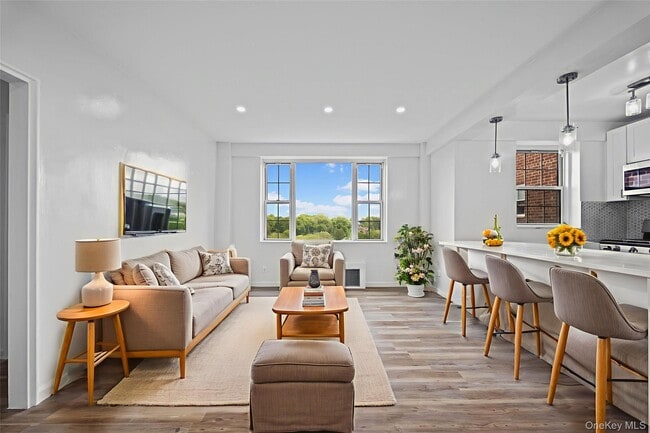 Foto del edificio - 220 Pelham Rd