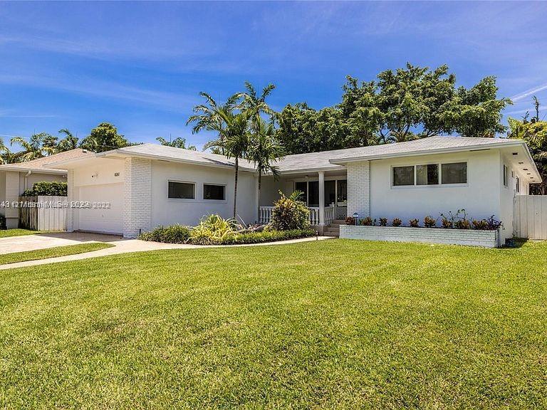Primary Photo - 8261 N Bayshore Dr