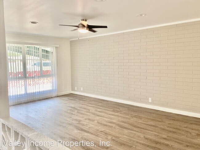 Building Photo - 2737 E Glenrosa Ave