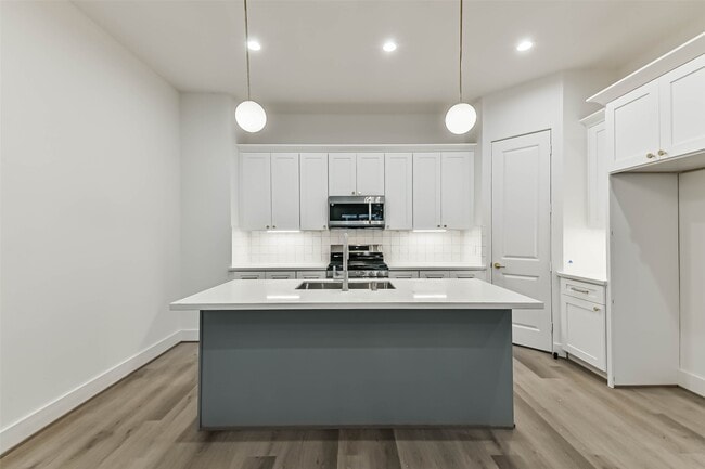 Foto del edificio - 7709 Earl Rudder Wy