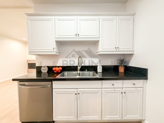Building Photo - 10849 Fruitland Dr