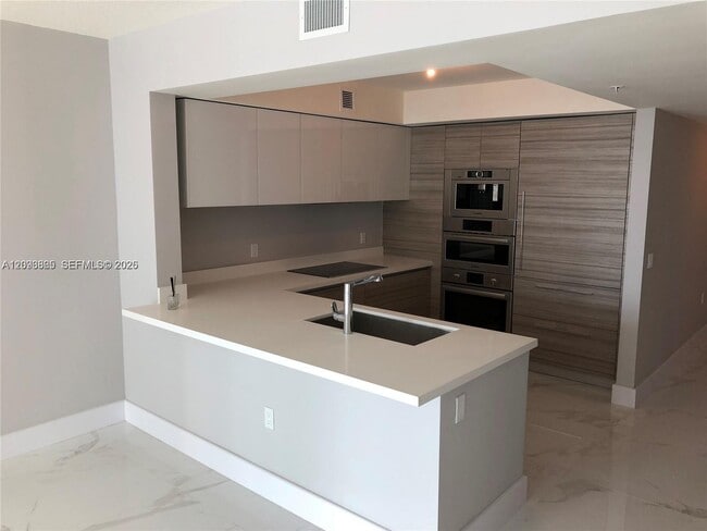Foto del edificio - 300 Sunny Isles Blvd