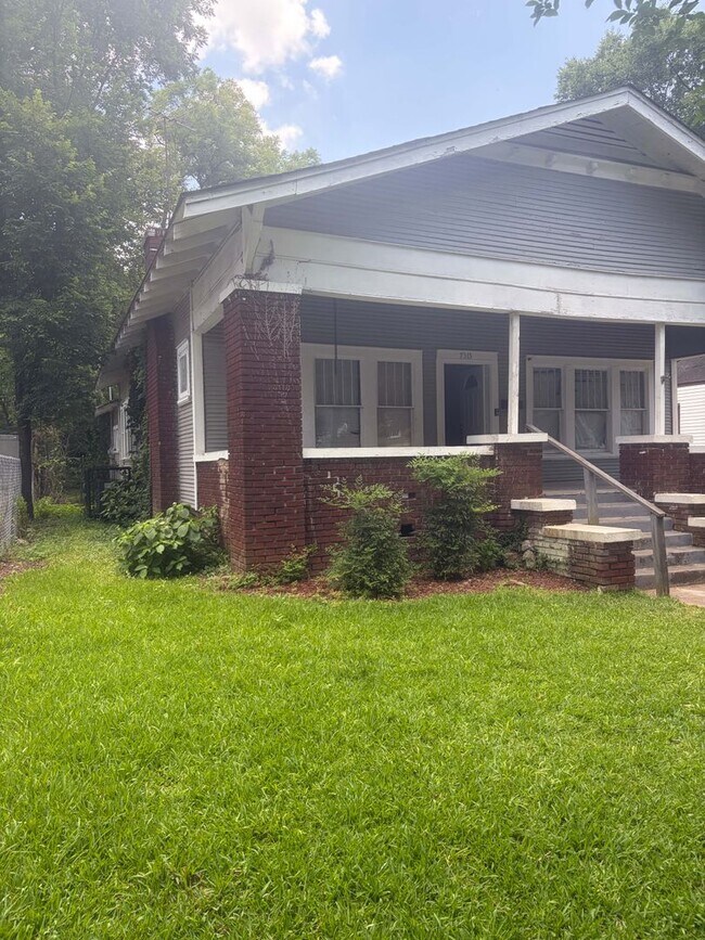 Foto del edificio - Spacious 3BR/2BA Rental with Hardwood Floors & Updated Living Room