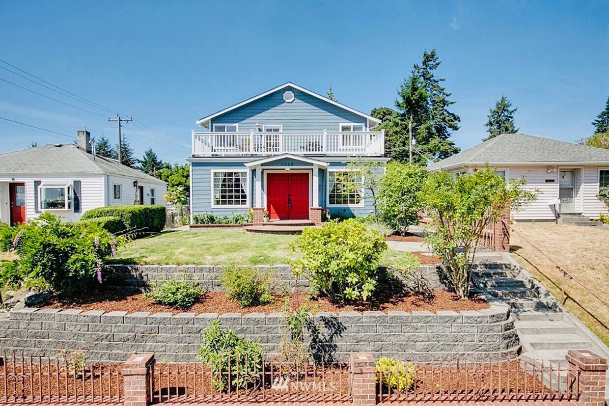 Primary Photo - Luxurious 5 Bedroom House with 3 Car Garage!