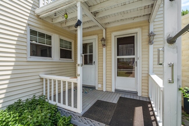 Building Photo - 68 Maplewood St