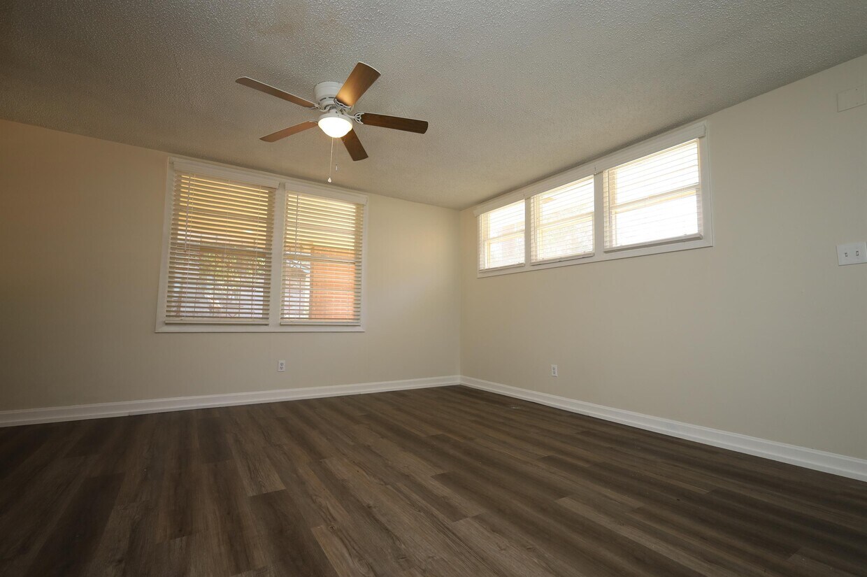 Foto principal - 902 Ridgewood Dr