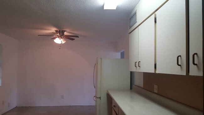 Building Photo - 2120 Anastasia Dr
