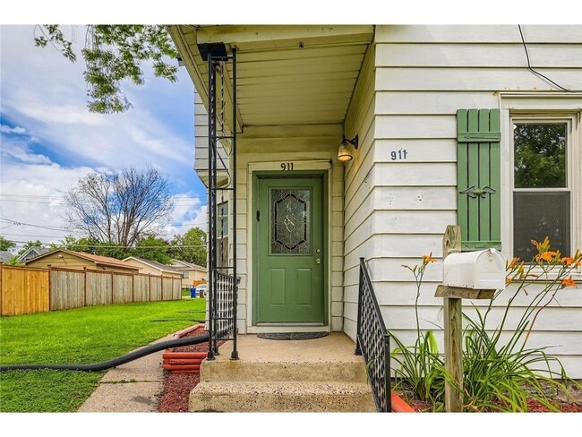 Foto del edificio - 911 Sims Ave