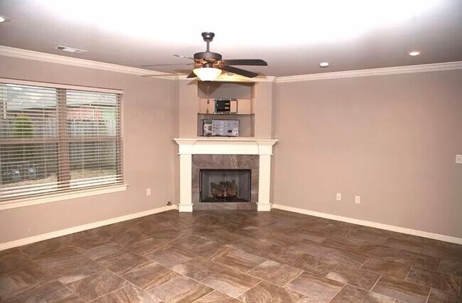 Foto del edificio - Available August 1st! Two-Story 3 Bedroom, 2.5 Bathroom in the center of Fayetteville