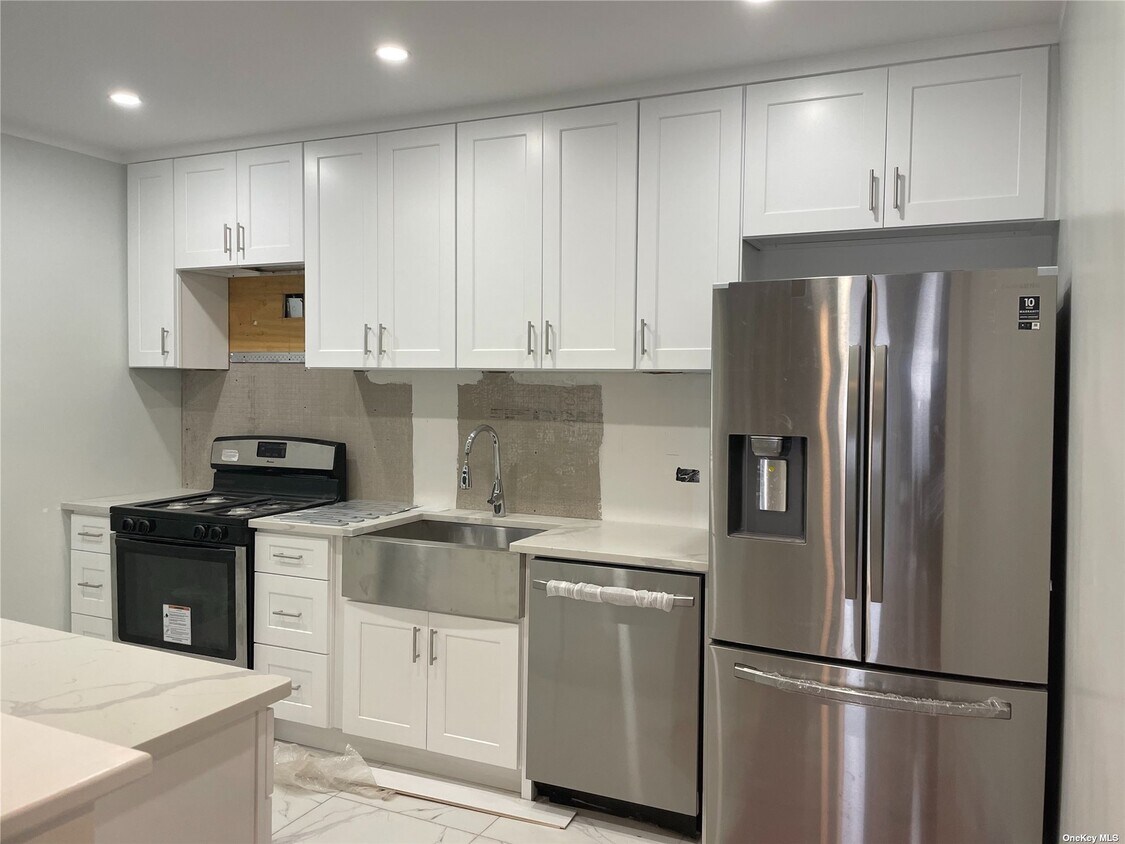 Foto principal - 72-57 Metropolitan Ave