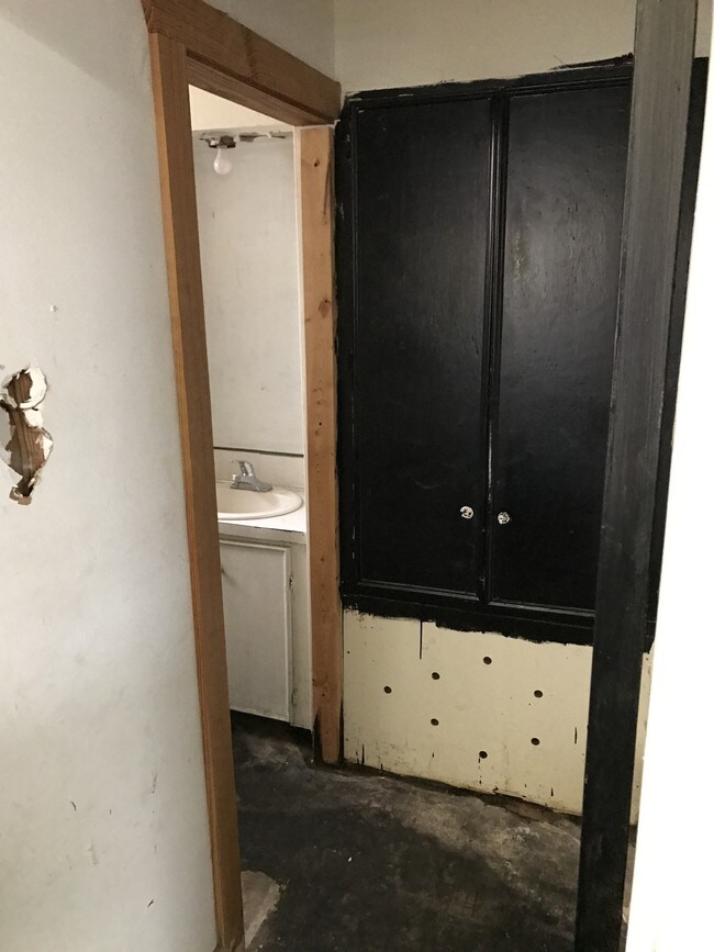 201 E Henderson St, Overton, TX 75684 Apartments in Overton, TX