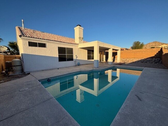 Foto del edificio - Pool Home with 3Bedrooms +Bonus Room Bullhead Parkway-Desert Foothills Estates- Can Be "Furnished...