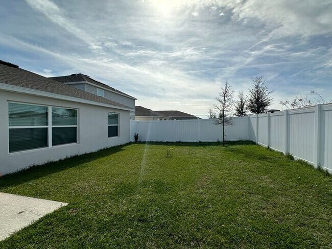 Foto del edificio - 4 Bedroom 2 bathroom in Haines City