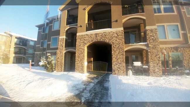 Building Photo - 905 S Main St