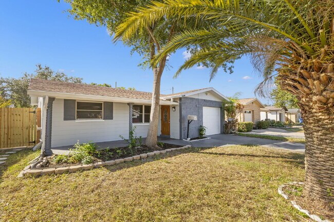 Building Photo - "Charming 3-Bed, 2-Bath Gem in St. Petersb...