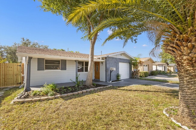 Building Photo - "Charming 3-Bed, 2-Bath Gem in St. Petersburg – 1200 Sq Ft of Cozy Living!"