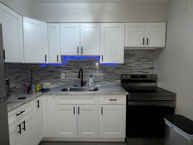 Foto del edificio - 340 W Blue Heron Blvd
