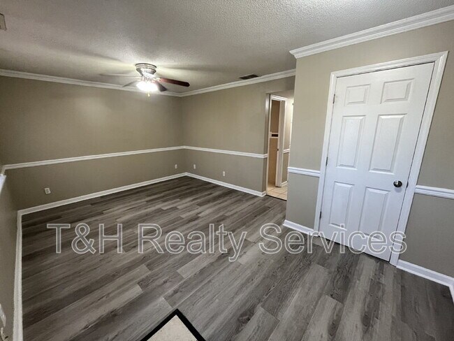 Foto del edificio - 1090 Greenwood Trail W Dr