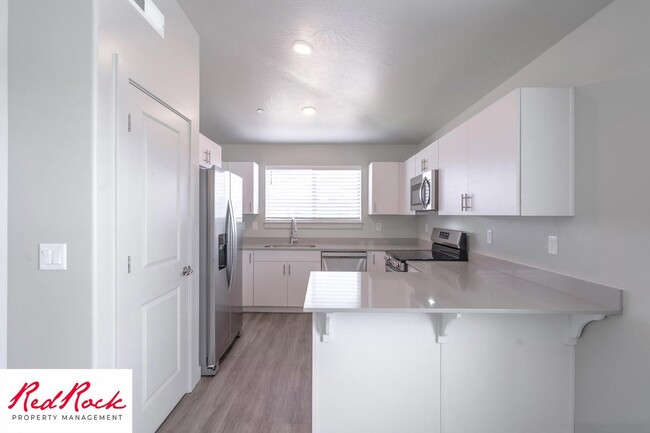 Building Photo - Charming 2 Bedroom End Unit Condo - Pet Fr...