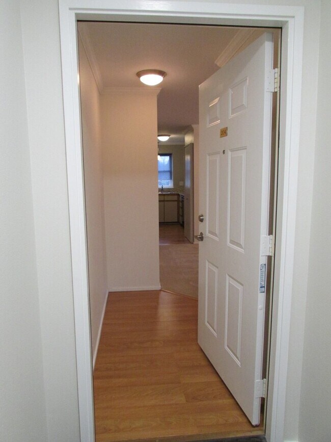 Building Photo - 1bedroom in quiet residential setting.  W/D in unit