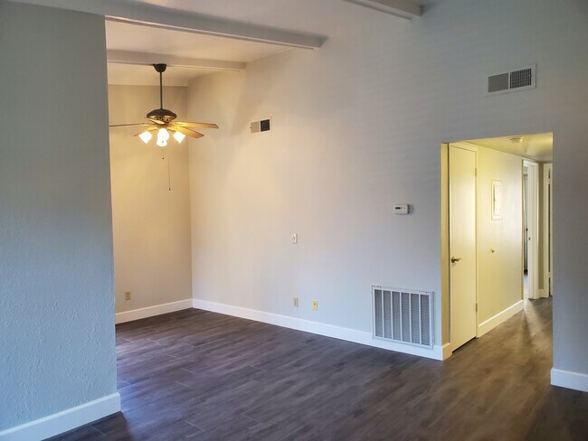 Building Photo - 5333 Primrose Dr