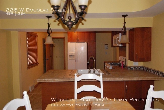Building Photo - Four Bedroom HUGE House in South Saint Paul!