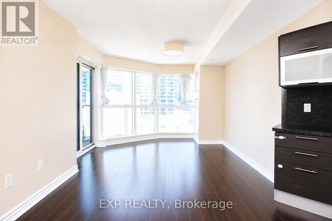 Building Photo - 386 Yonge St