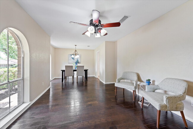 Foto del edificio - "Spacious 4-Bedroom Hardwood & Granite Fin...