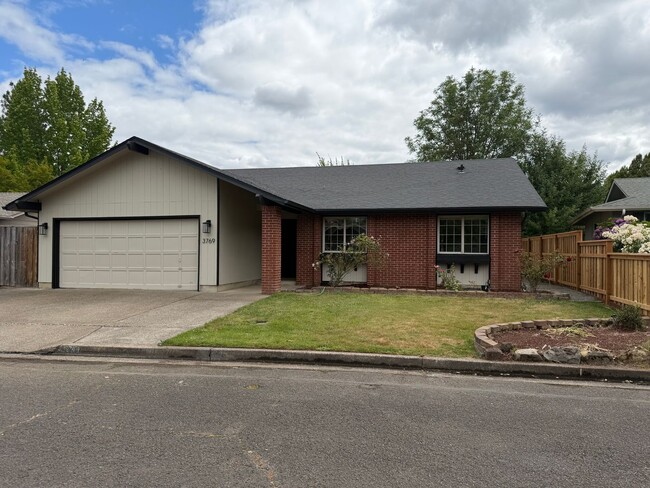 Beautifully updated 3 bedroom, 2 bath house in Eugene! - Beautifully updated 3 bedroom, 2 bath house in Eugene!