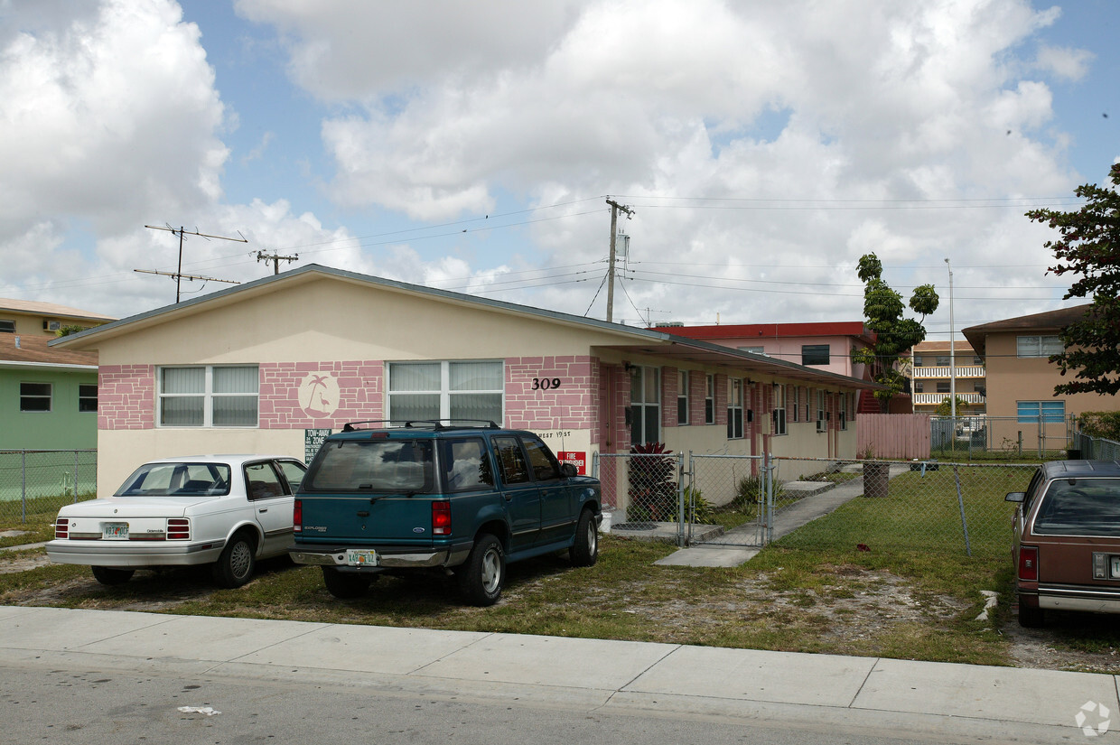 Primary Photo - 309 W 19th St