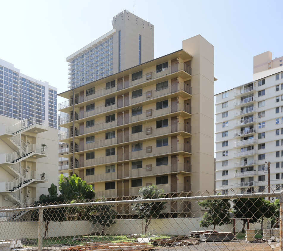 Building Photo - Hawaiian Crown Apartment Hotel