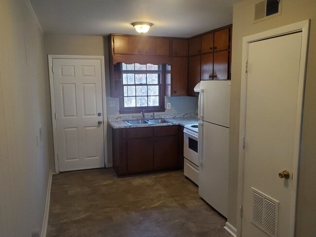 Building Photo - 2858 Rosehill St
