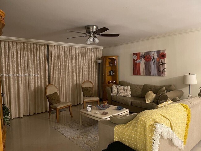 Foto del edificio - 100 Bayview Dr