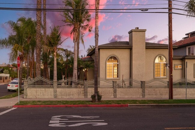 Foto del edificio - 4356 Kingswell Ave