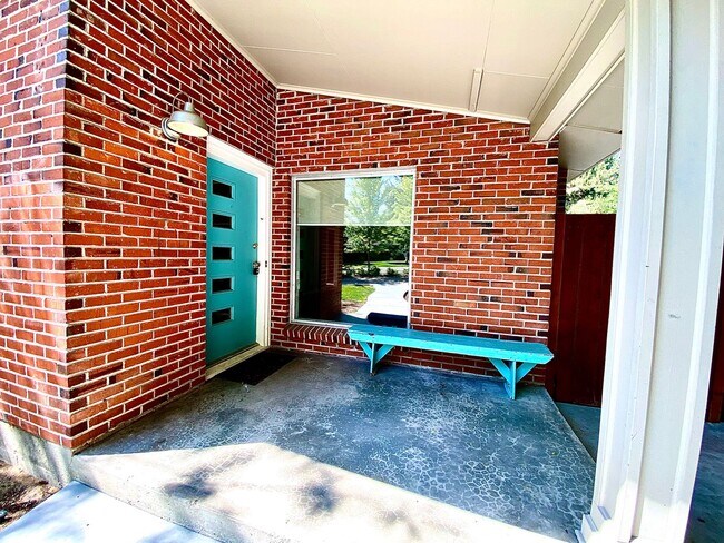 Foto del edificio - 4 Bedroom 2.5 bath on Central Rim minutes from downtown