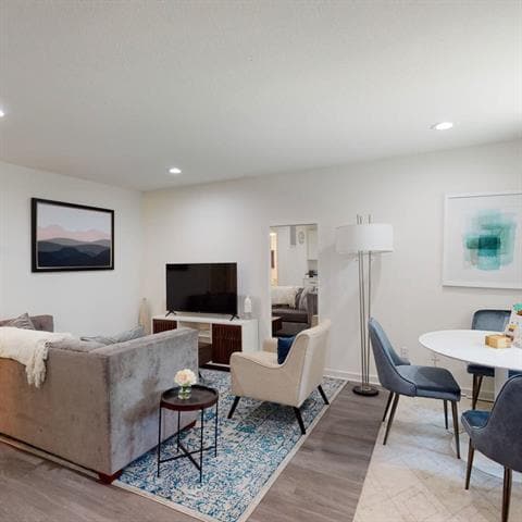 Foto del edificio - 321 E 8th St
