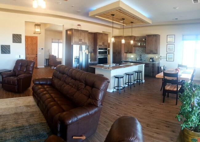 Building Photo - Beautiful 2000 Sq Ft 3 bedroom 2 bath - Cu...