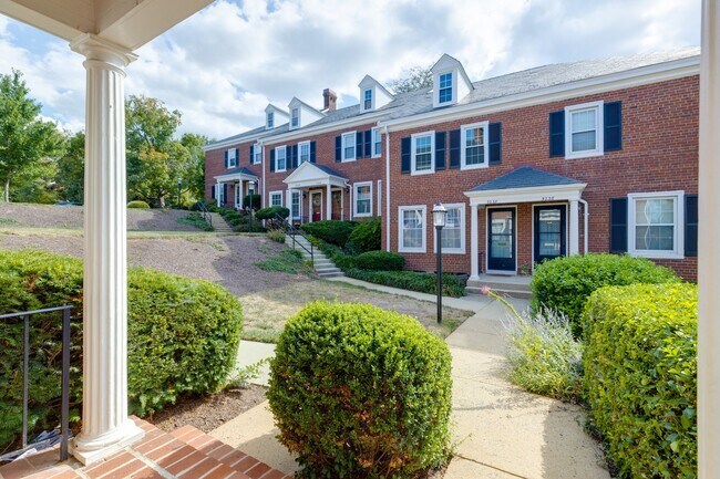 Foto del edificio - Charming End-Unit Townhouse in Fairlington