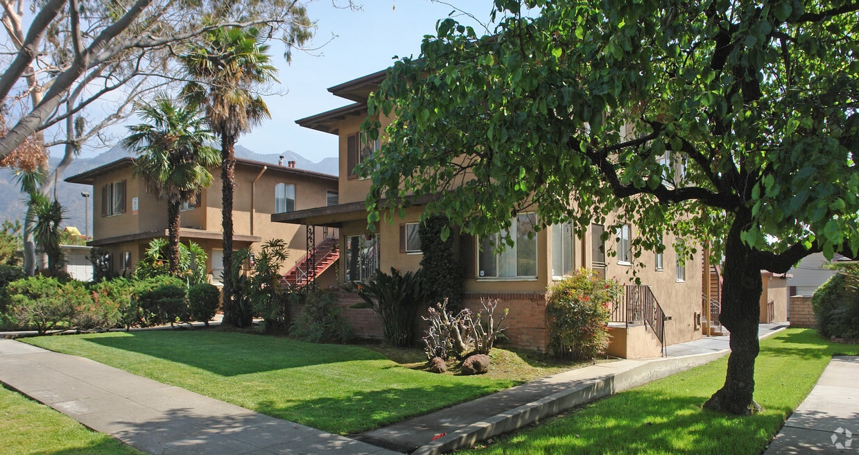 Building Photo - 1290 N Altadena Dr