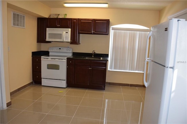 Building Photo - 2836 Fan Palm Dr
