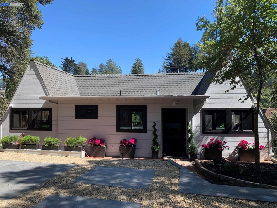 Front Yard, Property Entrance - 96 Templar Plz
