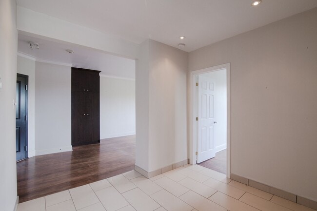 Building Photo - 5550 Rue Snowdon