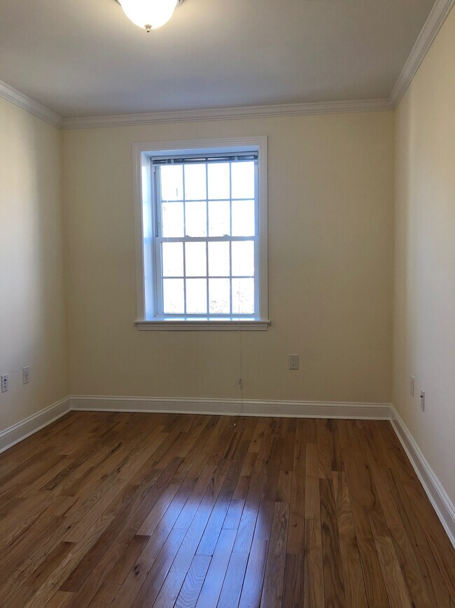 Building Photo - 9 Mellen St