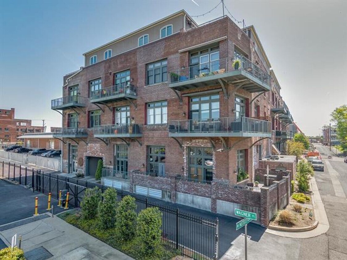 Foto principal - Amazing 2 bd 2.5 bath 2200 Sq ft breathtak...