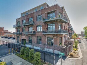Building Photo - 435 S Front St